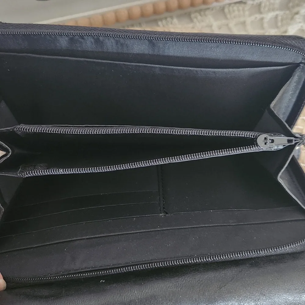Wilsons Leather Black Trifold Checkbook Wallet Gold Logo ID Window Zip Pocket